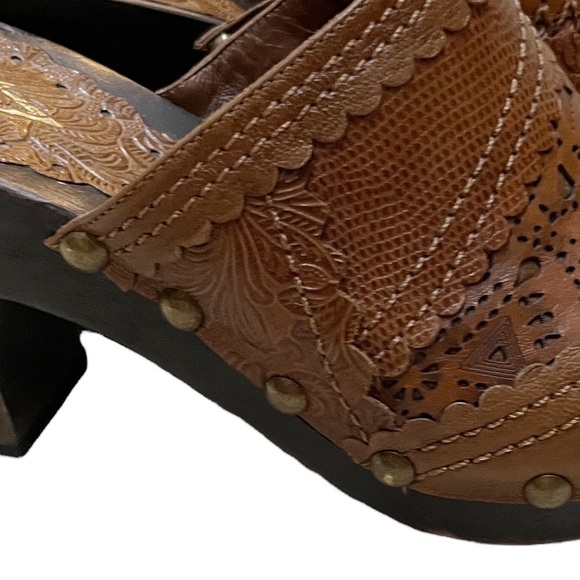 Vince Camuto Light Brown Leather Slide On Mules Tooled, Laser Cut, Studs Sz 7.5 - Picture 5 of 10